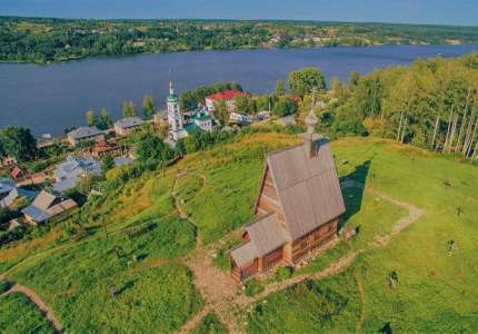 Bức tranh làng quê nước Nga bên dòng Volga