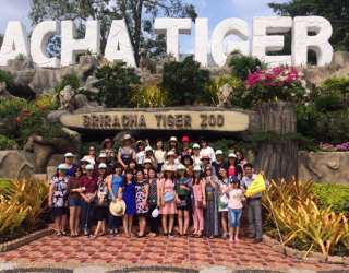 Đoàn chụp ảnh trong khuôn viên Công viên Sriracha Tiger Zoo