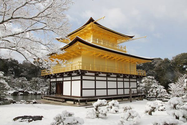 Chùa Kinkaku-ji với nền tuyết trắng