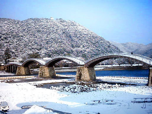 Toàn cảnh cây cầu Kintaikyo và rừng cây được phủ tuyết trắng