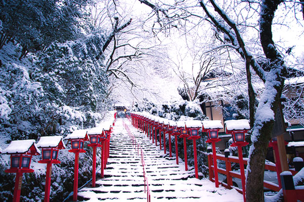 Tuyết phủ trắng bậc thang Kibune 