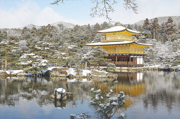 Vẻ đẹp của chùa Kinkaku-ji khi được phủ một lớp tuyết trắng