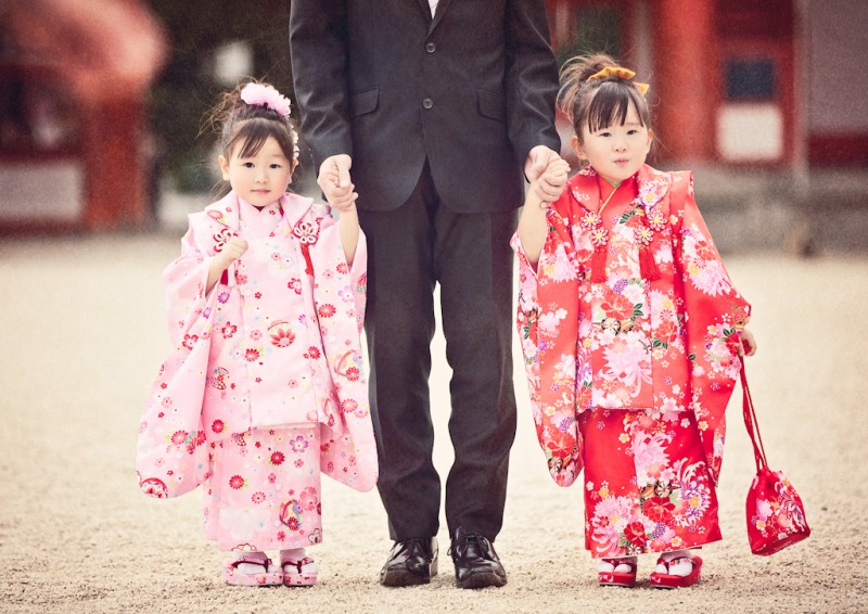 Hai em bé gái tham dự lễ hội Shichigosan