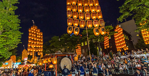 Hàng trăm chiếc đèn lồng đang được sử dụng trong lễ hội