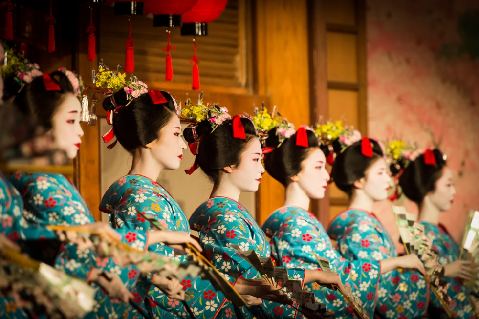 Các Geisha đang trình diễn điệu múa Hoa Anh Đào