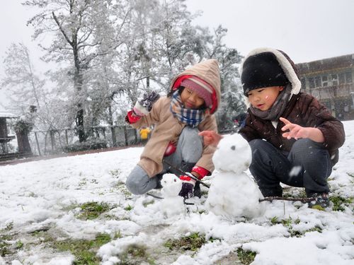 Trẻ em chơi đùa với tuyết tại Đài Loan