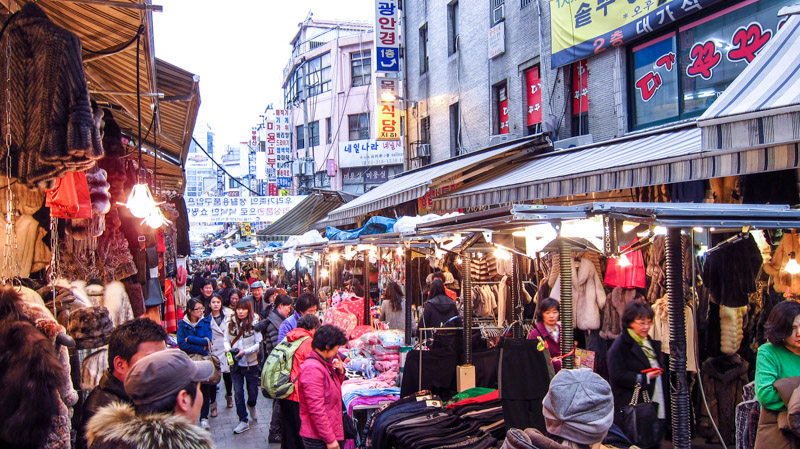 Chợ Namdaemun nơi thu hút rất nhiều du khách đến mua sắm 