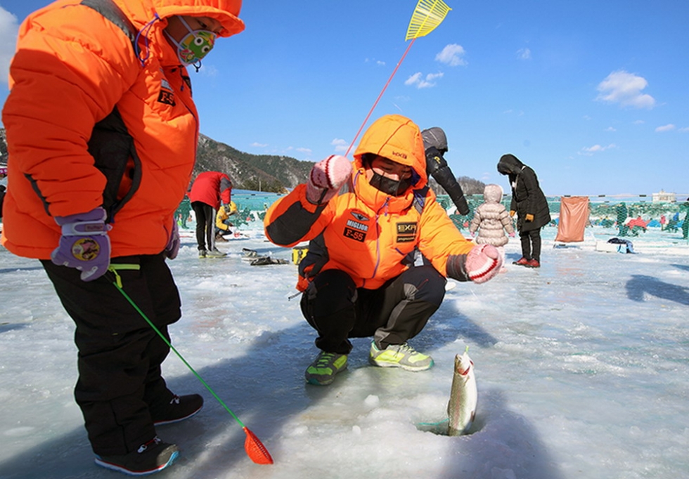 Lễ hội câu cá trên băng tại Ganghwa