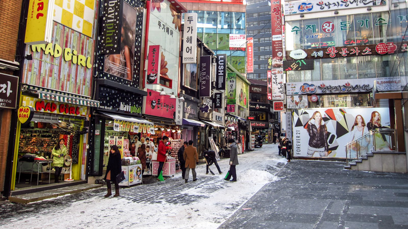 Một khu phố với tuyết rơi tại Hàn Quốc