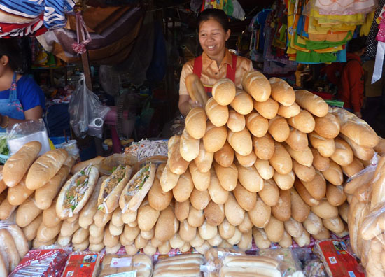 Những ổ bánh mì kẹp ở Lào