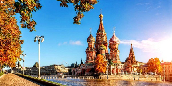 Cung điện Kremlin Moscow với khung cảnh sắc thu