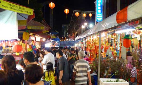 Khu chợ đêm tại phố người Hoa Singapore tấp nập hàng đêm.
