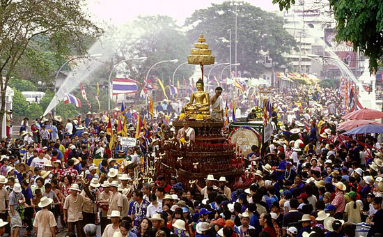 Lễ hội Songkran thu hút rất nhiều du khách hằng năm