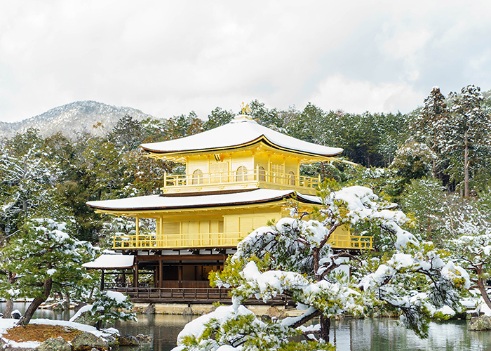 Kiến trúc nổi bật của chùa vàng vào mùa đông