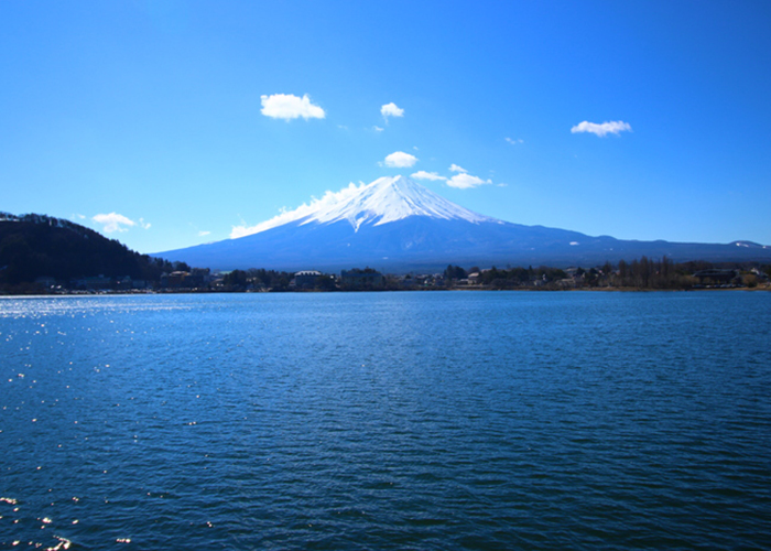 Du thuyền trên hồ Kawaguchi để ngắm nhìn núi Phú Sĩ