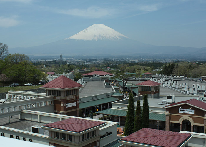 Từ khu mua sắm Gotemba có thể nhìn thấy núi Phú Sĩ